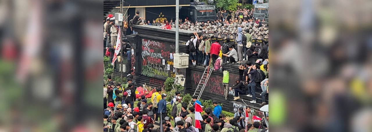 Indonesia: Government must quash charges against Delpedro Marhaen and human rights defenders, uphold freedom of expression