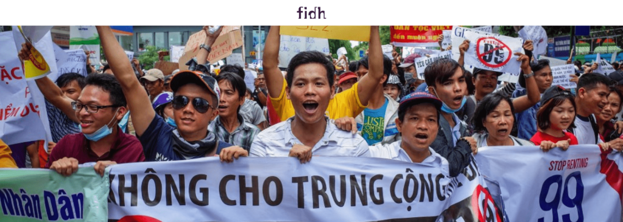 Biểu tình ôn hòa với biểu ngữ