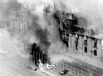 Incendie suite au bombardement du Palais de la Moneda du 11 septembre 1973, Santiago, Chili. {JPEG}